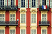 Maison à Nice Avec Le Drapeau Français Sur Un Balcon